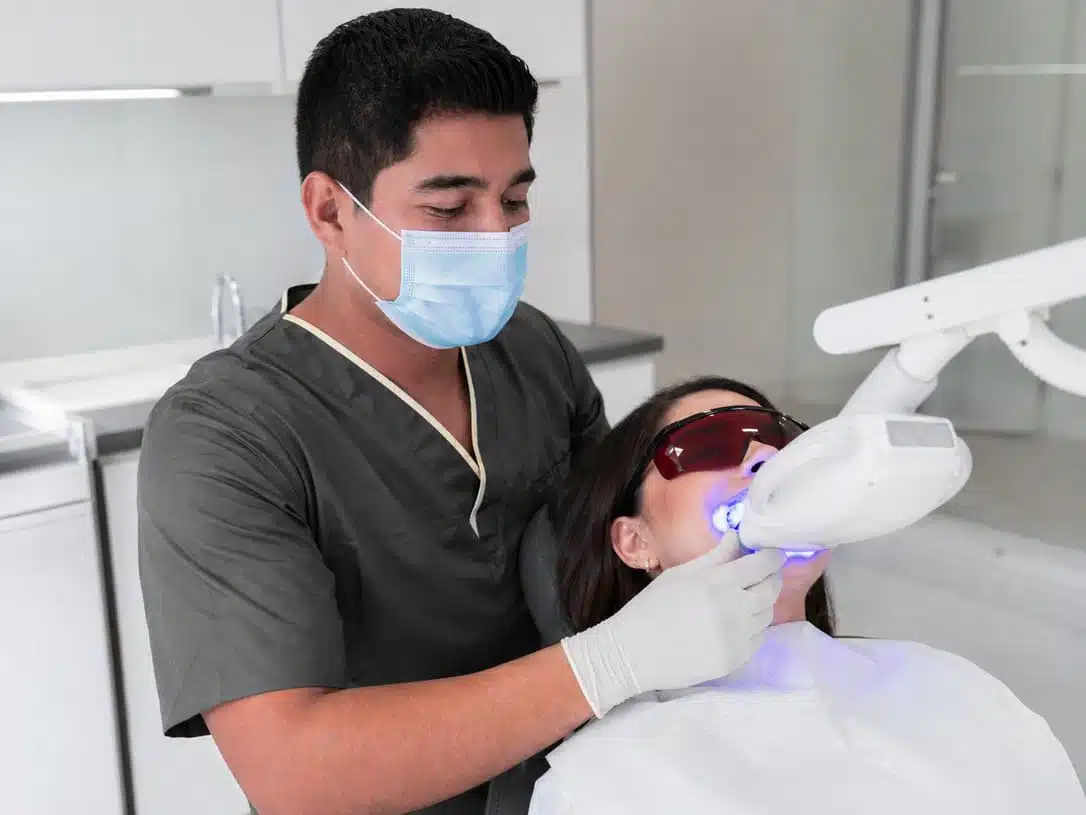 blanqueamiento-dental-clinica-villahermosa-paciente-luz-led-dentista-profesional