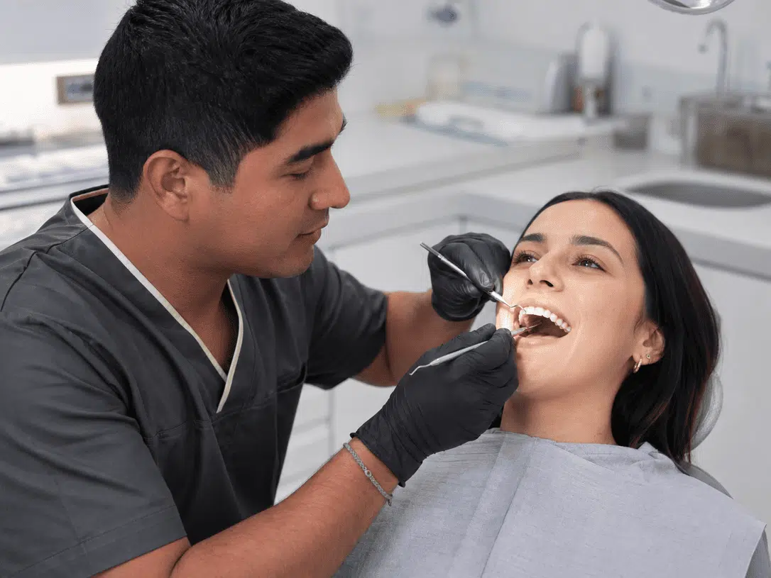 dentista-evaluando-encias-inflamadas-durante-revision-periodontal