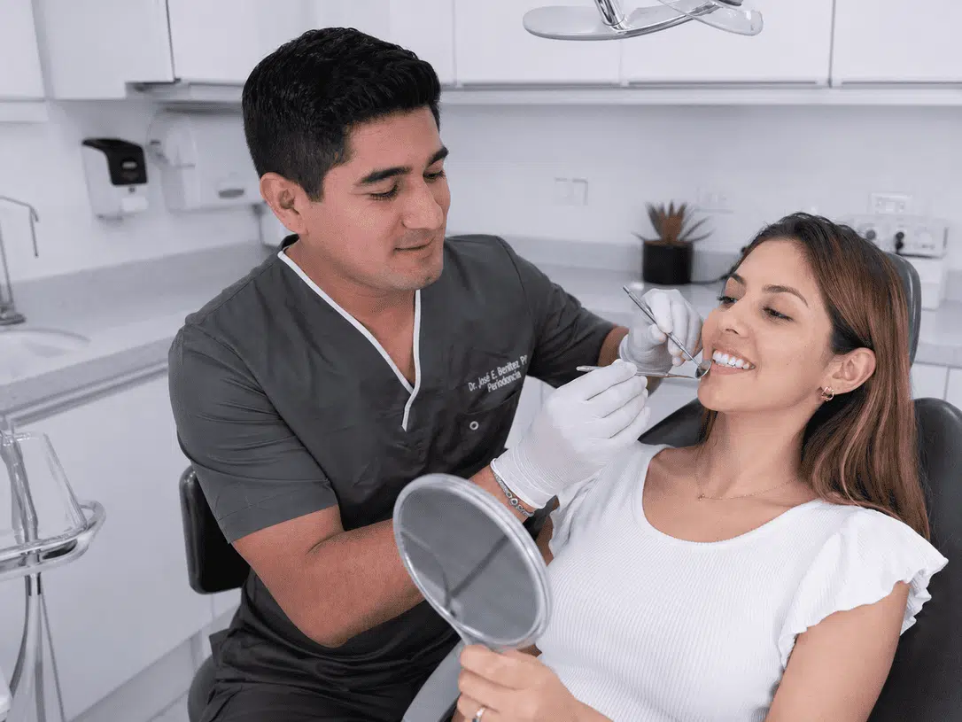 doctor-periodoncista-revisando-sonrisa-de-paciente-en-perioclinic-villahermosa