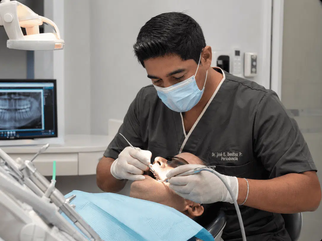especialista-en-periodoncia-realizando-revision-dental-en-consultorio-moderno