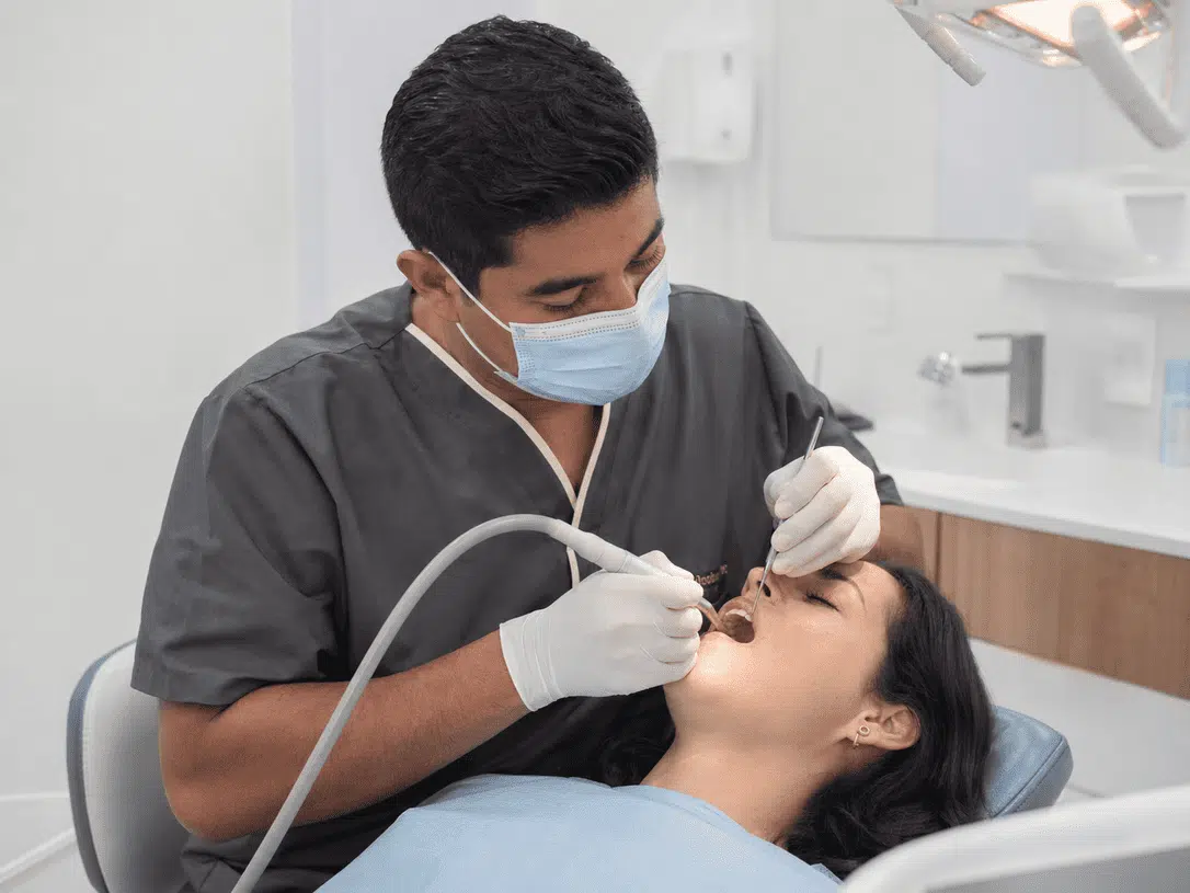 mantenimiento-periodontal-con-revision-dental-profesional-en-clinica-odontologica