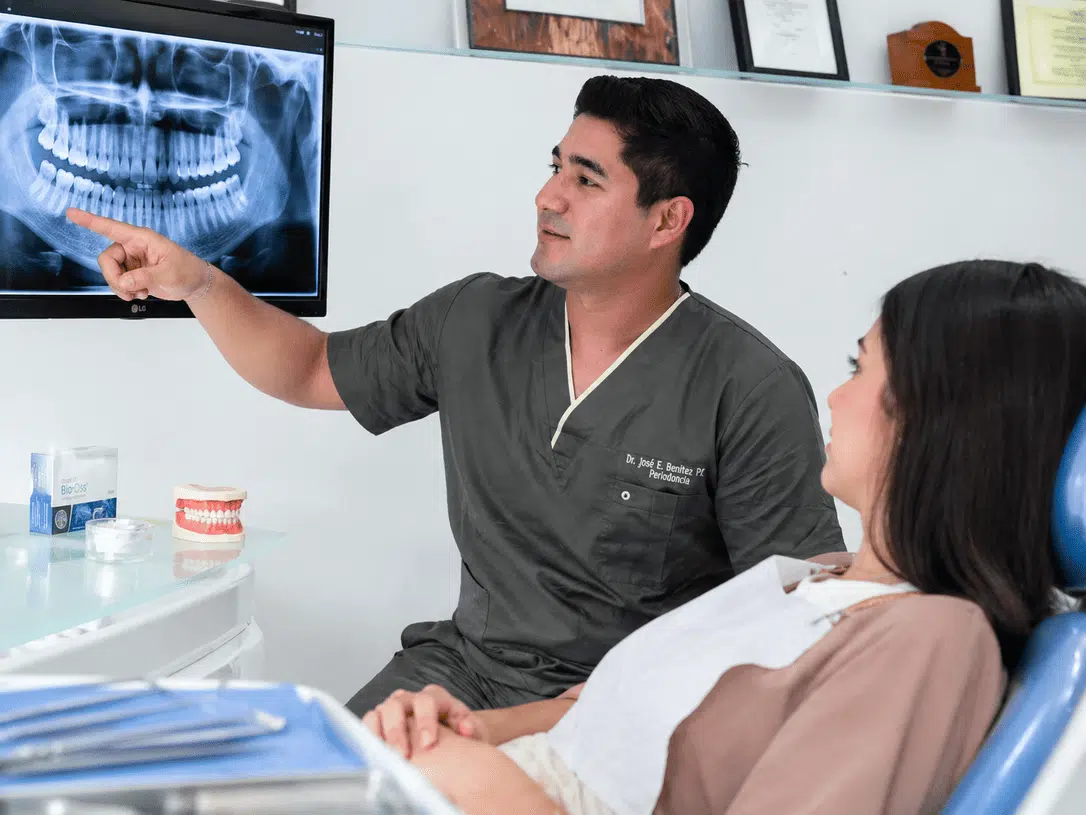 periodoncista-explicando-radiografia-dental-a-paciente-en-villahermosa